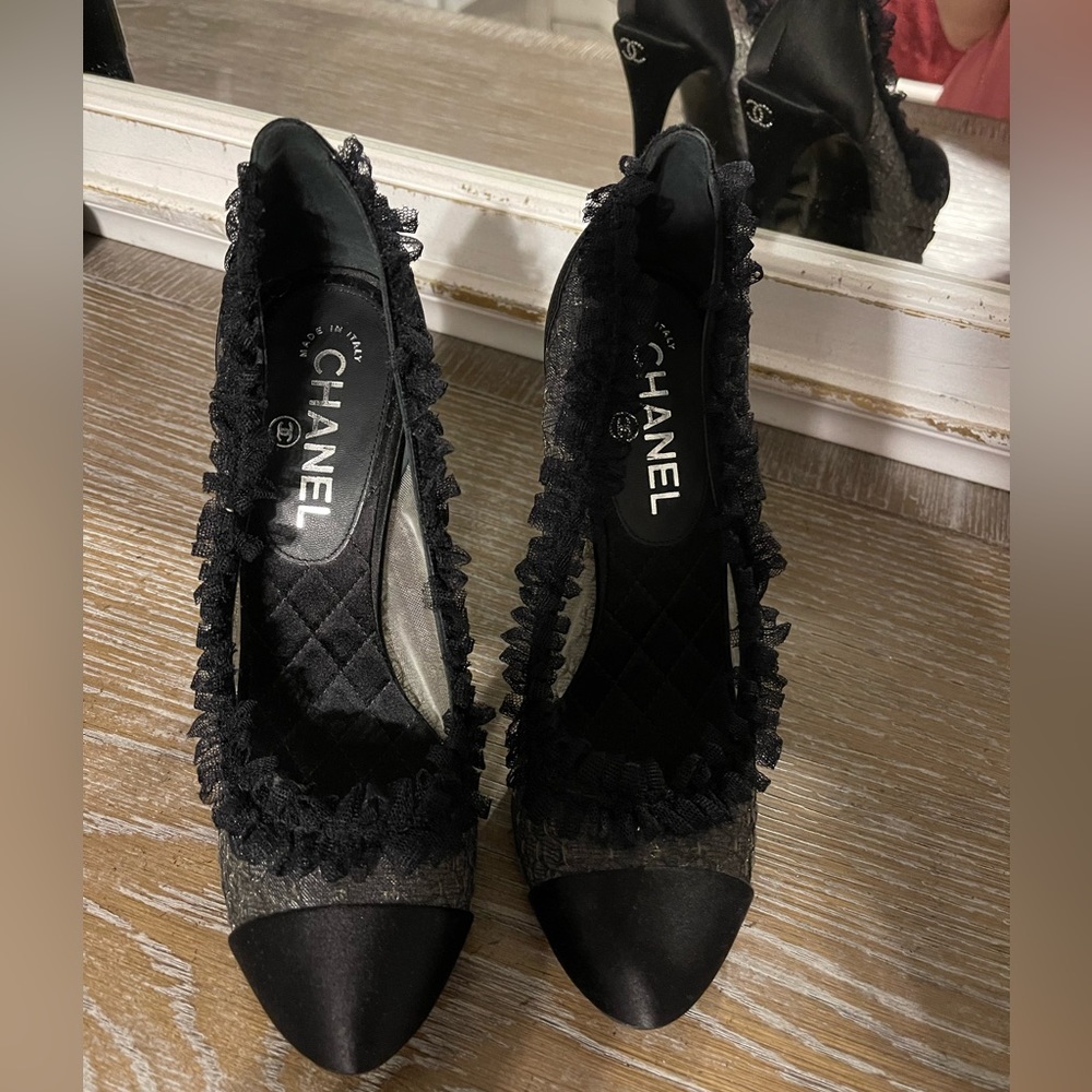 Chanel Pumps size 38.5 which is 8.5 in US size. Excellent condition!
